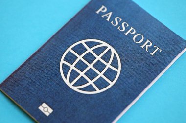 Açık mavi kağıt üzerine genel pasaport defteri. Yakın plan. Mavi yüzeyde seyahat belgesi