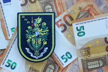 KYIV, UKRAINE - 6 Eylül 2025 Portekiz Ulusal Cumhuriyetçi Muhafız Teşkilatı büyük miktardaki euro para banknotlarına yama yaptı