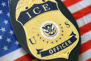 KYIV, UKRAINE - 17 Eylül 2025 Amerika Birleşik Devletleri bayrağında ABD Göçmen Bürosu rozeti