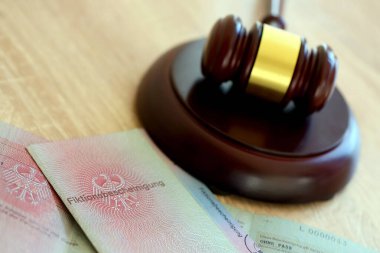 KYIV, UKRAINE - 31 Ağustos 2025 Alman geçici oturma izni numunesi Yargıç Hammer 'a yakın duruyor. Fiktionsscheinigung