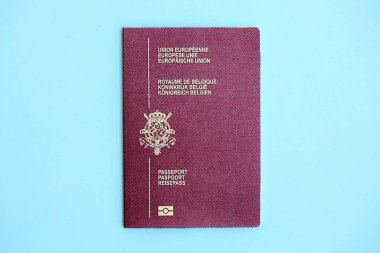 Açık mavi kağıtta Belçika pasaportu yakın plan. Avrupa 'da vatandaşlık ve seyahat kavramı