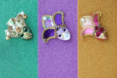 Çeşitli Venedik maskeleri. Venedik Karnavalı için renkli sanatsal maskeler