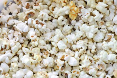 Tuzlu patlamış mısır desenli soyut arka plan. Büyük miktarda patlamış mısır.