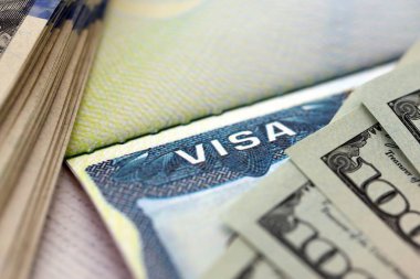 Pasaport kapağını Amerikan vize sayfası ve seyahat arkaplanı olarak 100 dolar ile kapat