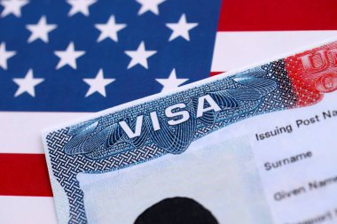 VISA ABD 'ye ve Amerika Birleşik Devletleri bayrağına. Amerika 'yı ziyaret etmek için iş ve seyahat belgeleri. Göçmenlik vizesi