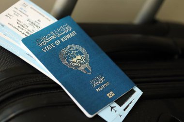 Kuveyt pasaportu ve seyahat çantasındaki uçak biletleri. Seyahat ve tatil kavramı