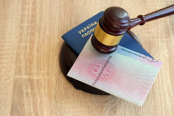 Alman geçici oturma izni ve Ukrayna pasaportu Yargıç Hammer 'a yakın duruyor. Fiktionsscheinigung