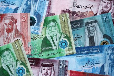 Ürdün Dinarı para birimi faturaları. JOD para birimi banknotları farklı değerler ile yığın halinde yakın