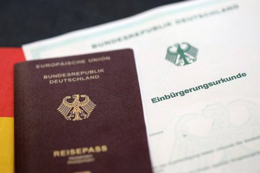Resmi vatandaşlık belgesinde Alman pasaportu var. Alman vatandaşlığının başarıyla kazanılması için sembolik yakın plan