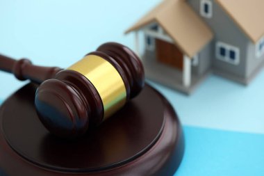 Mavi arka planda genel oyuncak ev ve yargı çekici yakın plan