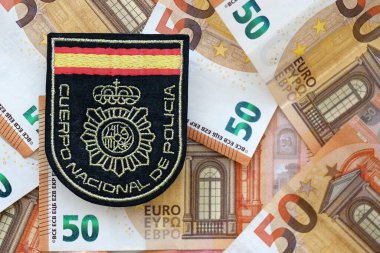 KYIV, UKRAINE - 6 EYLÜL 2025 İspanya Ulusal Polis Teşkilatı büyük miktardaki avroluk banknotlara yama yaptı