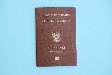 Açık mavi kağıtta Avusturya pasaportu, yakın plan. Avrupa 'da vatandaşlık ve seyahat kavramı