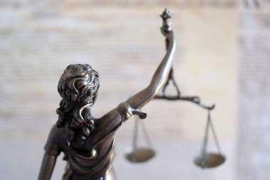 Adalet Heykeli Themis ya da Adalet Anayasası 'na karşı gözü bağlı Adalet Tanrıçası Justitia. ABD 'de yargı ve ceza