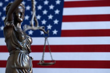 Amerikan anayasası, hukuku ve hukuk sistemi, adalet terazisi ve Amerikan bayrağı geçmişi olan kadın adalet heykeli.