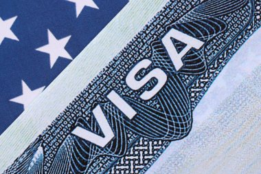 ABD VISA Amerika Birleşik Devletleri. Amerikan Turist ya da Yeşil Kart vizesi bayrak arka planında yakın plan