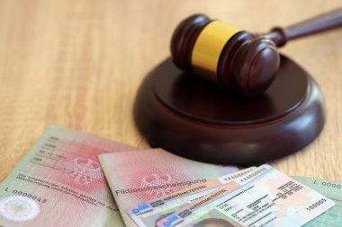 Alman geçici oturma kartında Yargıç Hammer yazıyor. Fiktionsbescheinigung ve Aufenthaltstitel