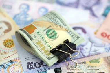 Tayland baht para birimi faturaları ve biz dolar banknotları yakın. Ekonomi ve döviz kuru kavramı