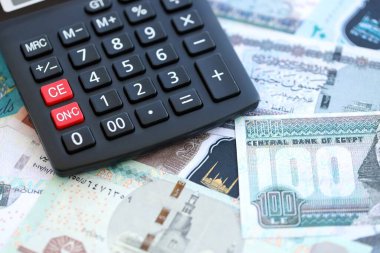 Mısır para birimi banknotları ve hesap makinesi kapanıyor. Vergilendirme ve para sayımı kavramı