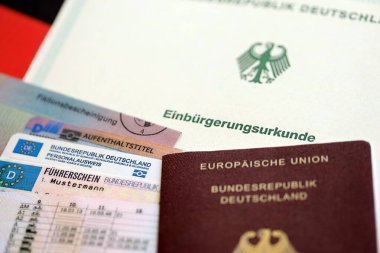 Alman pasaportu ve resmi vatandaşlık belgesinde bir kimlik kartı. Alman vatandaşlığının başarıyla kazanılması için sembolik yakın plan