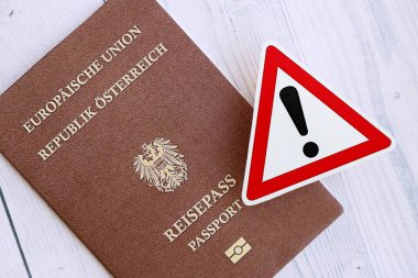 Beyaz ahşap arka planda ünlem işareti olan Avusturya pasaportu. Avrupa konseptinde vatandaşlık sorunları