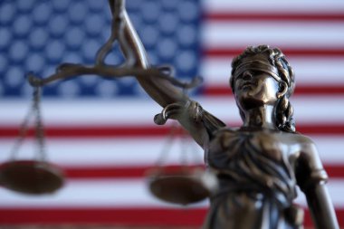 Amerika Birleşik Devletleri Hukuk ve Adalet Heykeli. ABD bayrağı yakın.