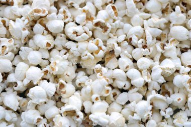 Peynirli tuzlanmış patlamış mısır. Kırsal bir masada ev yapımı lezzetli patlamış mısır yığını.