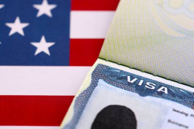 VISA ABD 'ye ve Amerika Birleşik Devletleri bayrağına. Amerika 'yı ziyaret etmek için iş ve seyahat belgeleri. Göçmenlik vizesi