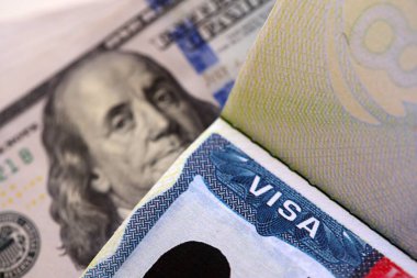 Üzerinde pasaport ve dolar banknotlarında görülen ABD vize etiketi. Göçmenlik ve vize ücretleri kavramı