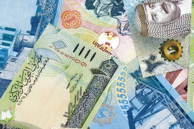 Bahreyn dinar para birimi faturaları. Mevcut banknotlar masanın üzerinde büyük miktarda yatıyor.
