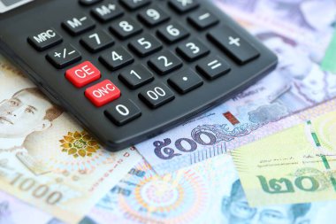 Tayland baht para birimi faturaları ve hesap makinesi kapanıyor. Vergilendirme ve para sayımı kavramı