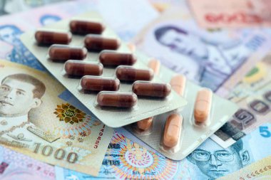 Tayland baht para birimi faturaları ve ilaç hapları. İlaç ve eczane kavramı