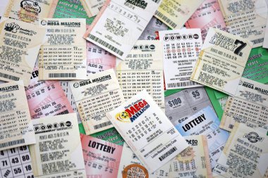 KYIV, UKRAINE - 22 Ekim 2025 Ulusal Piyango biletleri yığını