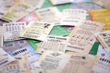 KYIV, UKRAINE - 22 Ekim 2025 Ulusal Piyango biletleri yığını