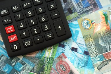 Kuveyt para birimi faturaları ve hesap makinesi kapanıyor. Vergilendirme ve para sayımı kavramı