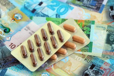 Kuveyt para birimi faturaları ve ilaç hapları yakında. İlaç ve eczane kavramı