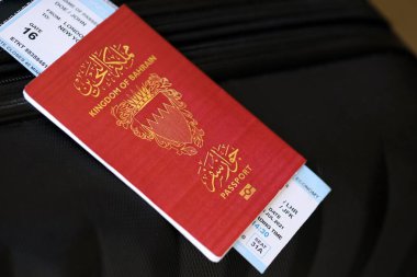 Seyahat çantasındaki Bahreyn pasaportu ve uçak biletleri yakın plan. Seyahat ve tatil kavramı