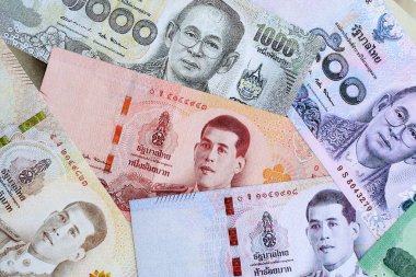 Tayland baht para birimi faturaları. Mevcut banknotlar masanın üzerinde büyük miktarda yatıyor.
