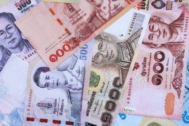 Tayland baht para birimi. Mevcut banknotlar masanın üzerinde büyük miktarda yatıyor.