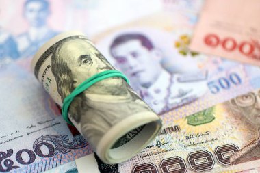 Tayland baht para birimi faturaları ve biz dolar banknotları yakın. Ekonomi ve döviz kuru kavramı