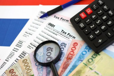 Tayland baht para faturaları ve vergi formlu hesap makinesi. Vergi ve muhasebe kavramı