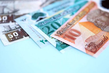 Mısırlı para banknotları büyük miktarda mavi yakın plan üzerinde. Finans ve bankacılık kavramı