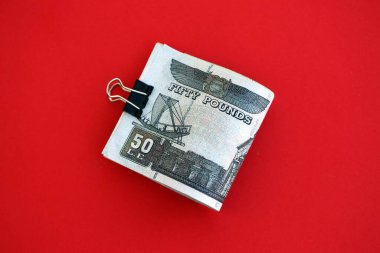 Mısır 'a ait para banknotları kırmızı olana çok yakın. Finans ve bankacılık kavramı