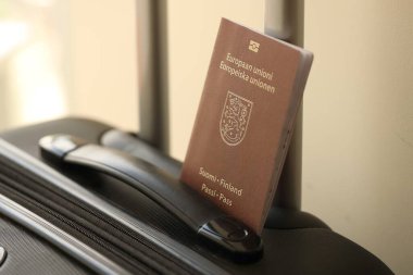 Havaalanında, turistik bagaj bagajında Finlandiya pasaportu. Avrupa 'da seyahat ve turizm kavramı