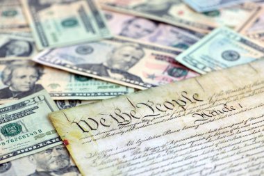 Ulusal Borç Tavanı Konsepti - ABD Anayasası Dolarlar 'ın farklı banknotlarıyla yukarıda yakın planda duruyor