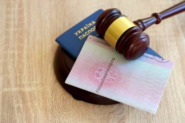 KYIV, UKRAINE - 31 Ağustos 2025 Alman geçici oturma kartı ve Ukrayna pasaportu yargıç çekiciyle kaplıdır. Fiktionsscheinigung