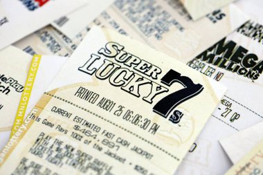 KYIV, UKRAINE - 22 Ekim 2025 Süper Şanslı 7 bilet birçok piyango biletinde yatar.