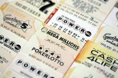 KYIV, UKRAINE - 22 Ekim 2025 Farklı ABD piyangolarından farklı başlıklı piyango biletleri