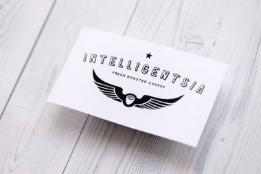 KYIV, UKRAINE - 5 Ekim 2025 Intelligentsia kahve markası logosu beyaz ahşap masa üzerinde yakın plan