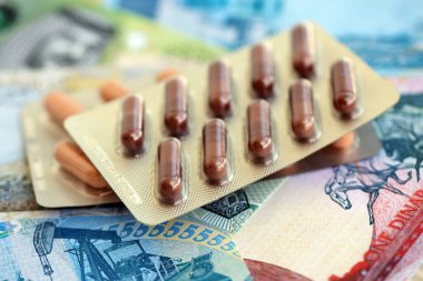 Bahreyn dinar para birimi faturaları ve ilaç hapları yakında. İlaç ve eczane kavramı