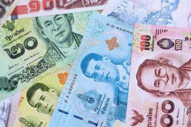 Tayland baht para birimi faturaları. Mevcut banknotlar masanın üzerinde büyük miktarda yatıyor.